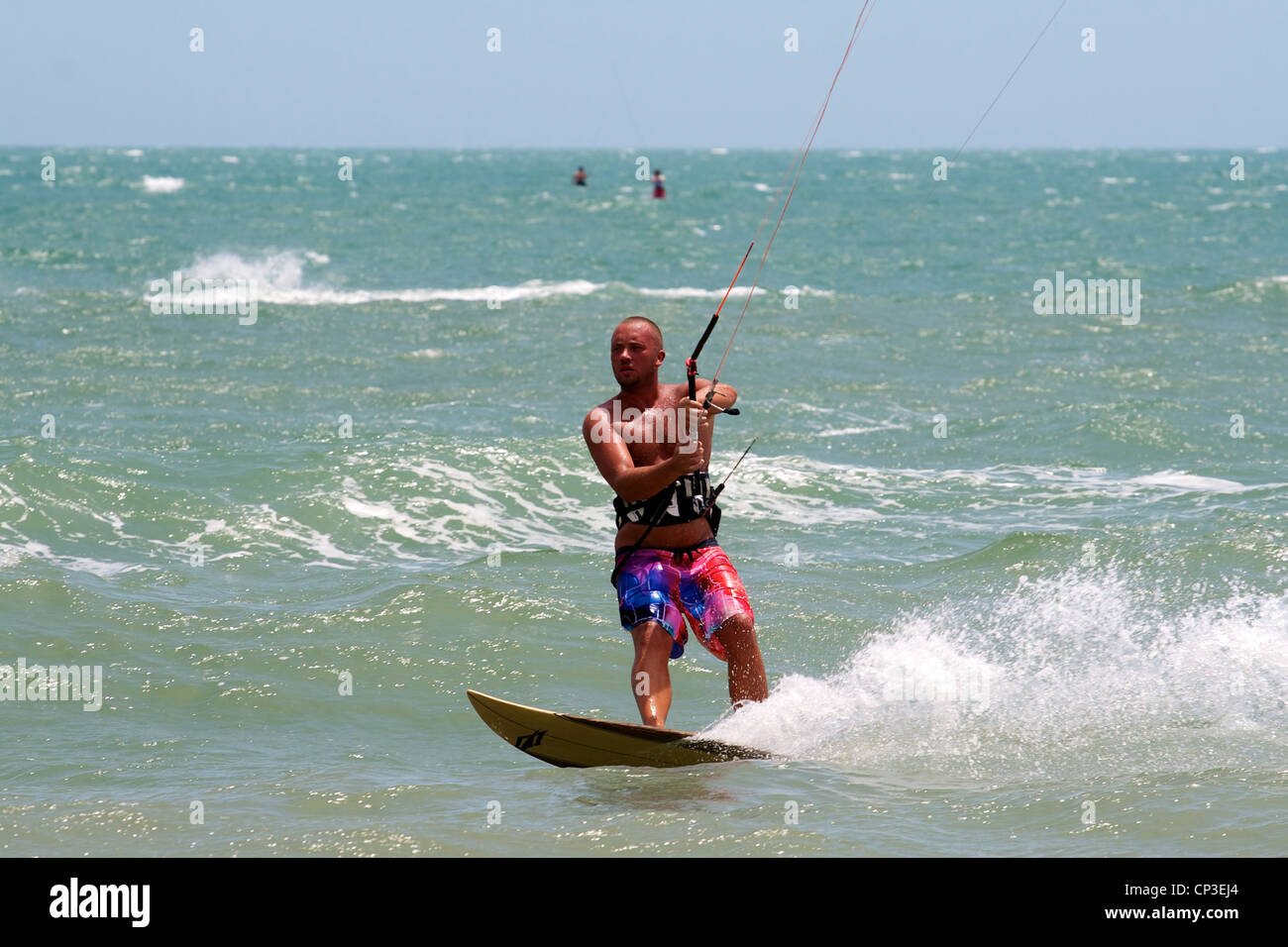 Une photo d'action d'un kite surfer dans la mer à Mui Ne, Vietnam. Banque D'Images