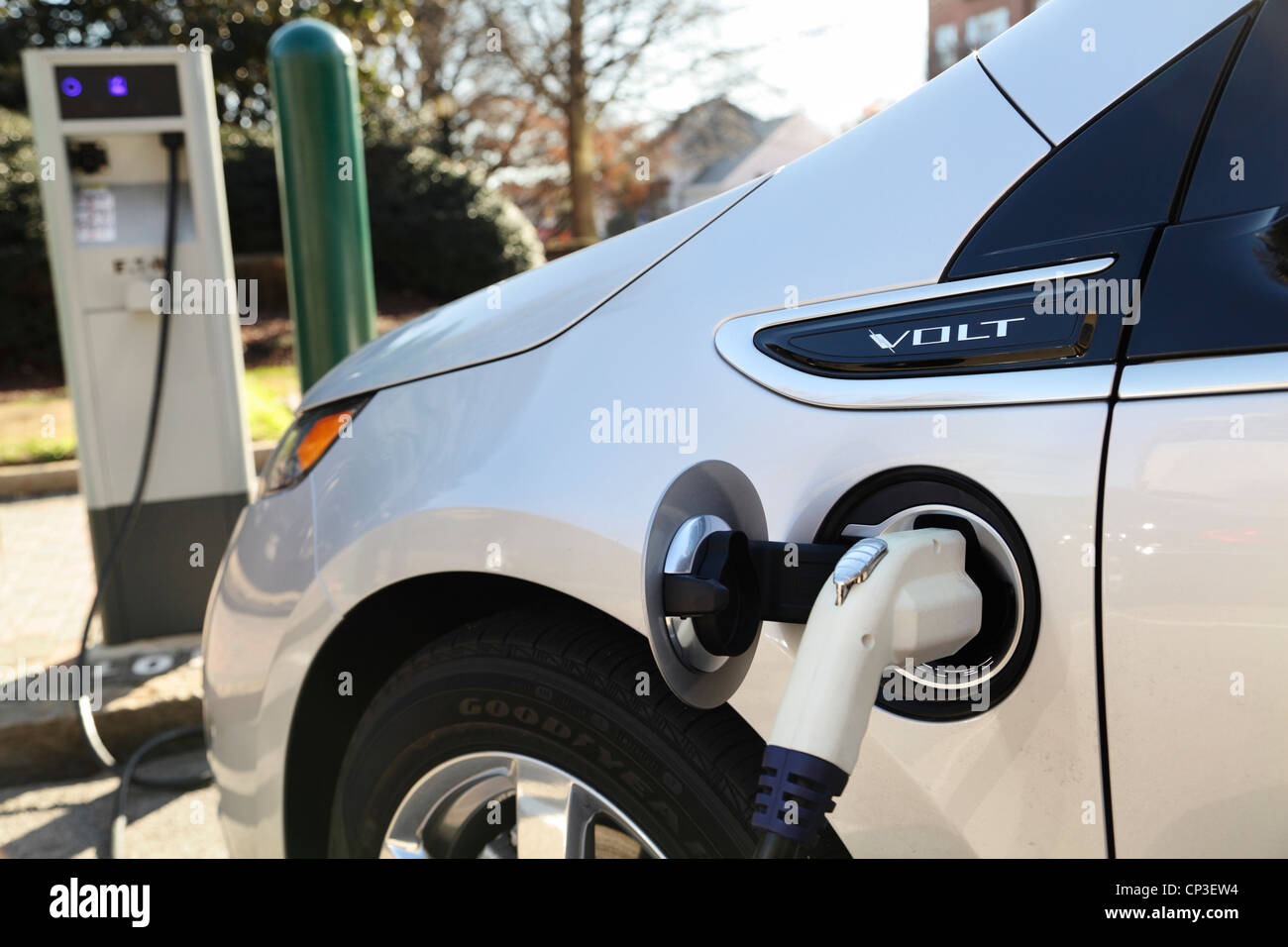 La Chevrolet Volt un véhicule électrique d'être facturés à un station de charge publique dans le centre-ville de Raleigh, Caroline du Nord, USA Banque D'Images