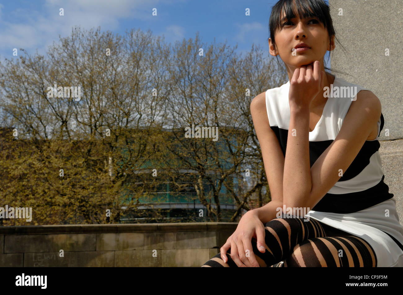 Fashion model 'Kittiwara' dans un contraste robe Bodycon Keri Monochrome par New York Blanchisserie Banque D'Images