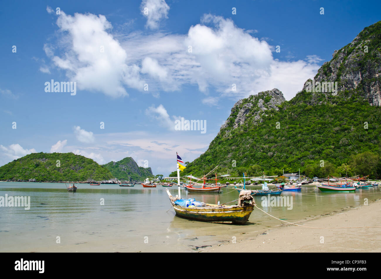 Des bateaux de pêche à la Golfe de Manao, province de Prachuap Khiri Khan en Thaïlande. Banque D'Images