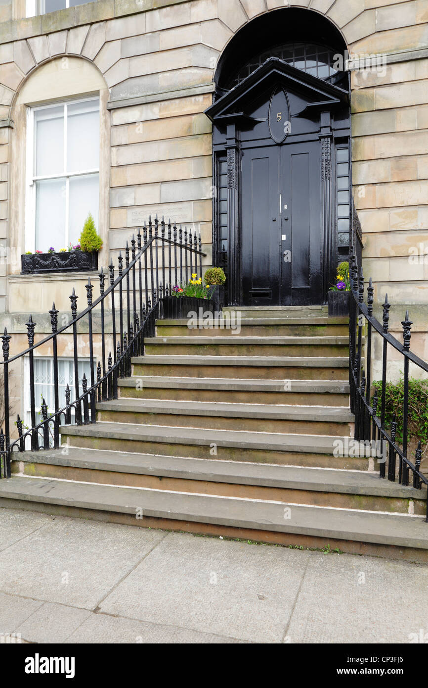 Design de porte néo-classique et toureté par Charles Rennie Mackintosh, ancien bâtiment de la Glasgow Society of Lady Artists, 5 Blythswood Square, Écosse, Royaume-Uni Banque D'Images