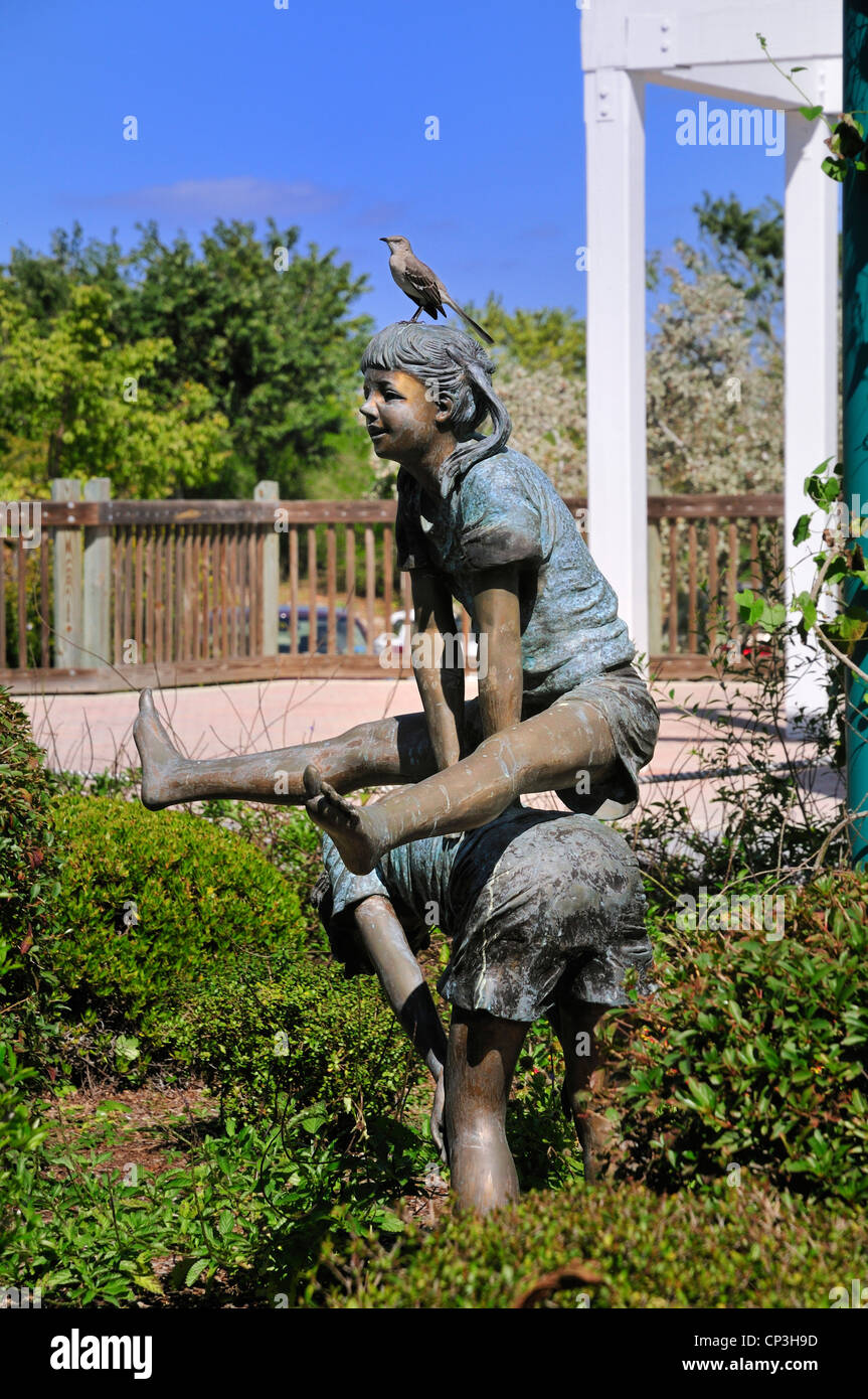 Un oiseau perché sur une statue d'une jeune fille saute au-dessus de son  compagnon à Bowditch Point Park, plage de Fort Myers, Floride Photo Stock -  Alamy