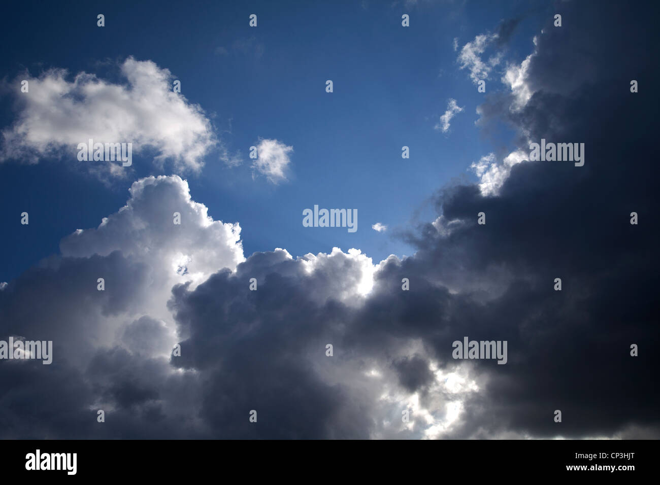 Les cumulus avec quelques pluies nuages menaçants. Banque D'Images