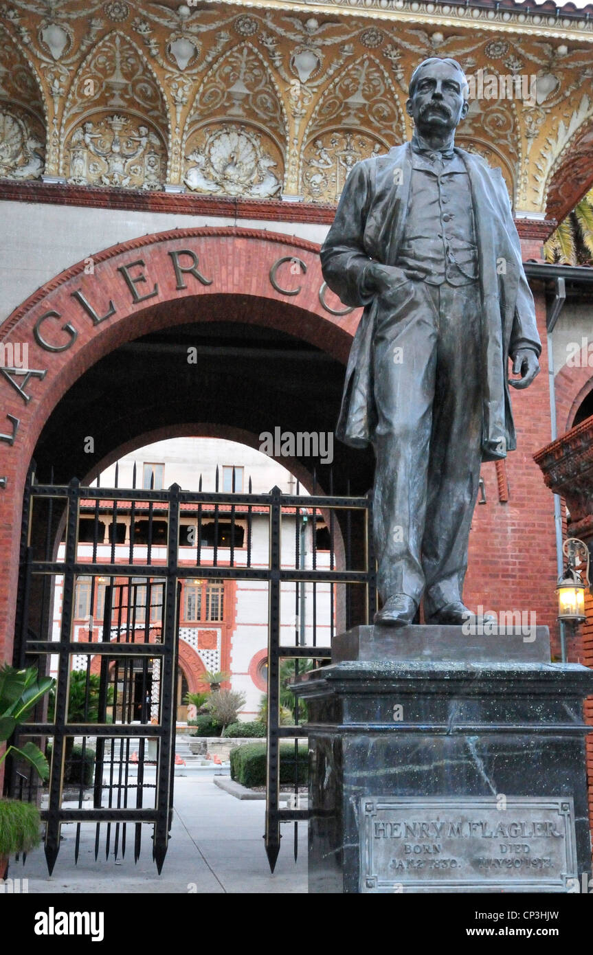 Statue de Henry Flagler en face de l'entrée principale de Flagler College à Saint Augustine, Floride Banque D'Images