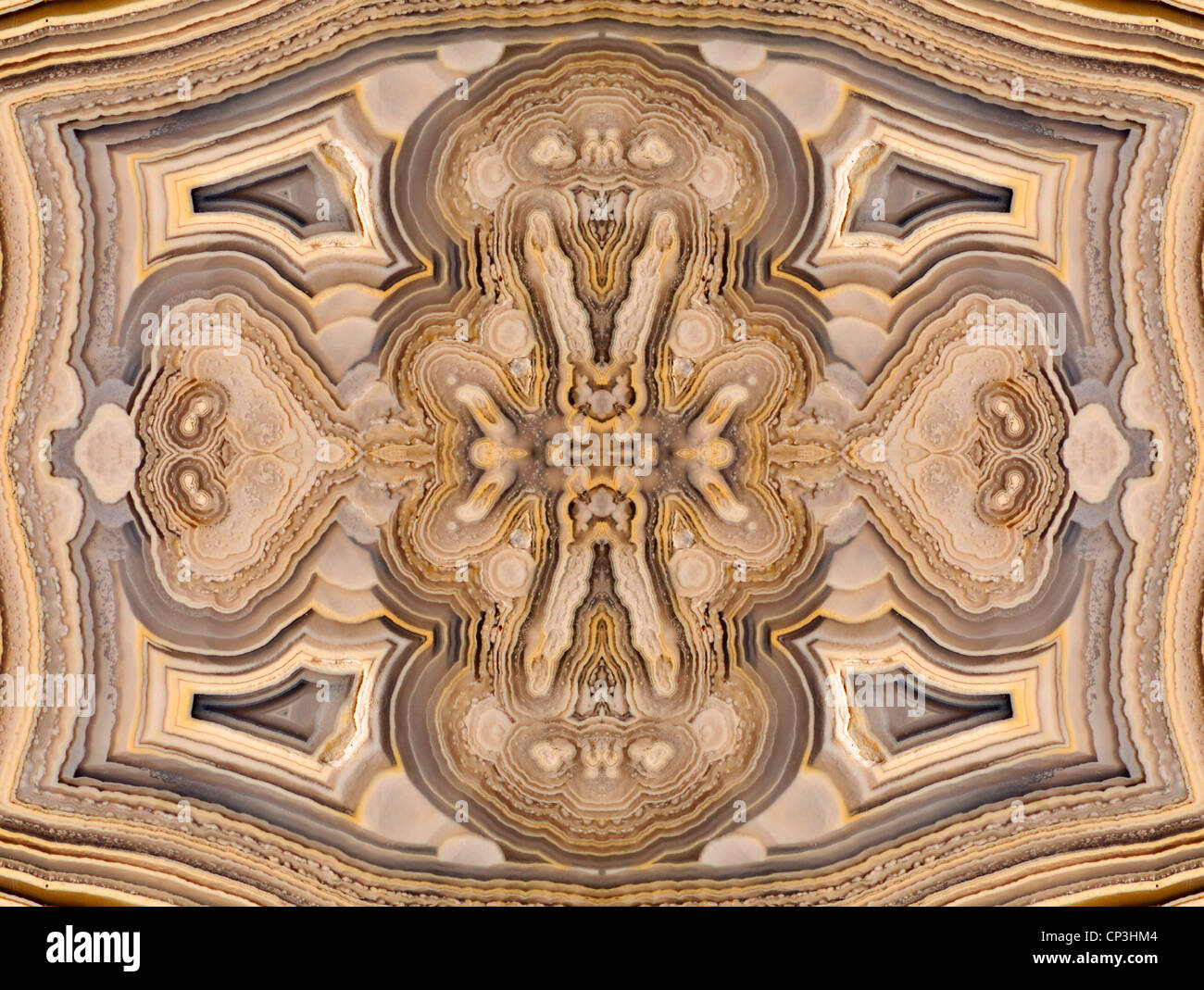 Tranche d'Agate polie (opaque, forme à grain fin de calcédoine) motif symétrique faite par la répétition de l'image Banque D'Images