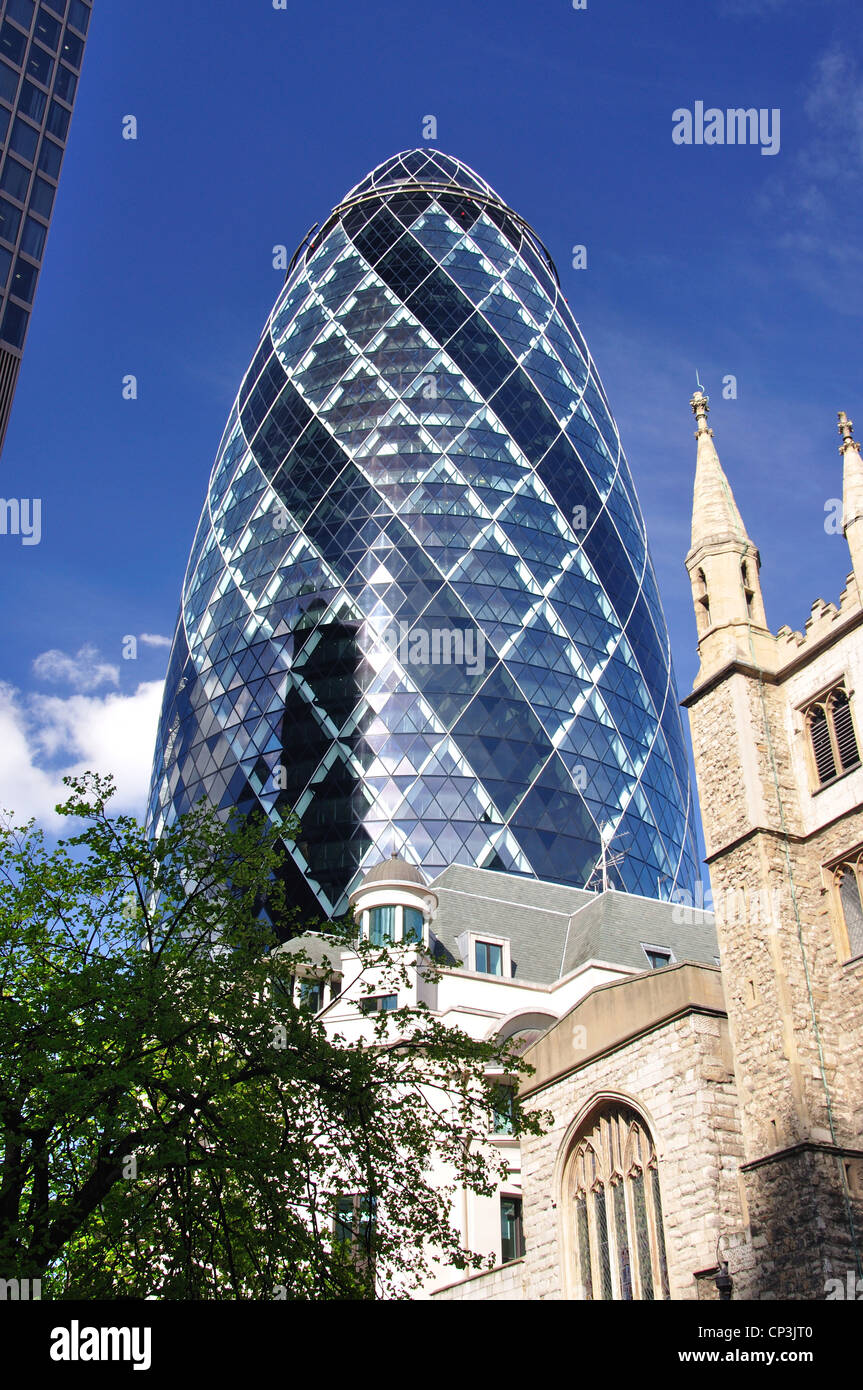 30 St Mary axe 'Gherkin' Building and Church of St Andrew Undershaft, City of London, Greater London, Angleterre, Royaume-Uni Banque D'Images
