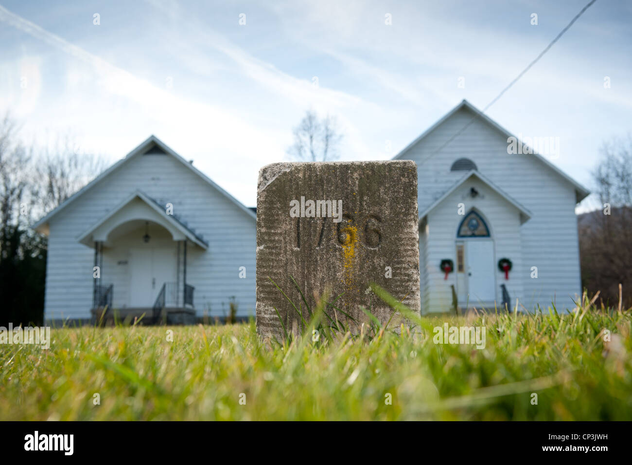 Marqueur de ligne se tient juste en face de l'église. Banque D'Images