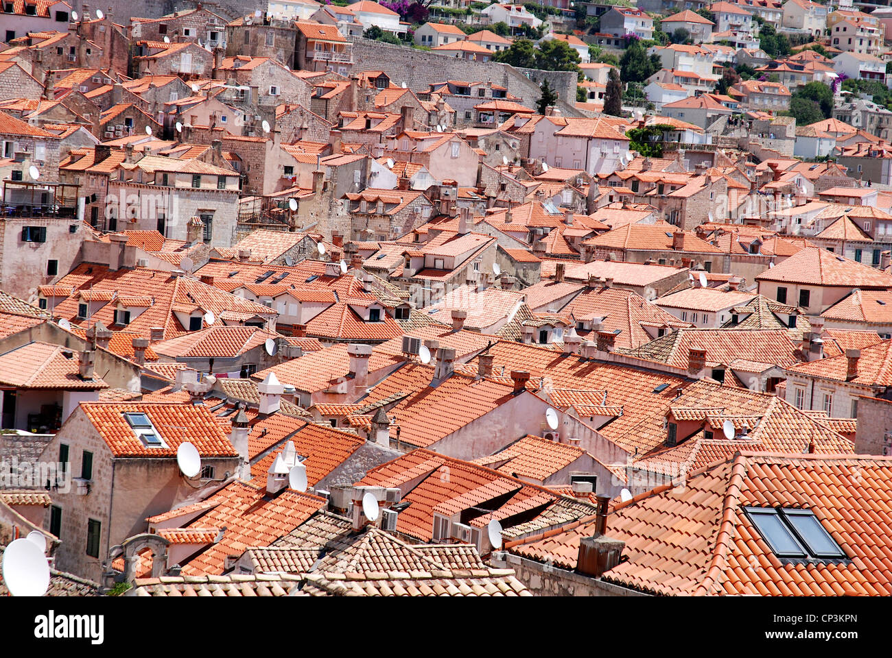 Vue sur la ville de Dubrovnik. Beaucoup de maisons et antennes satellite dans la vieille ville. Banque D'Images