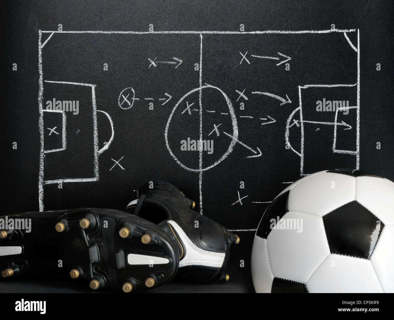 Le soccer, le football sur un tableau de stratégie avec ballon et chaussures de football Banque D'Images