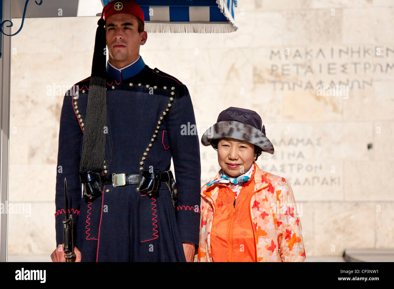 Les touristes asiatiques prendre photos commémorative à côté d'Evzones. Le Parlement grec, Athènes, Grèce. Banque D'Images