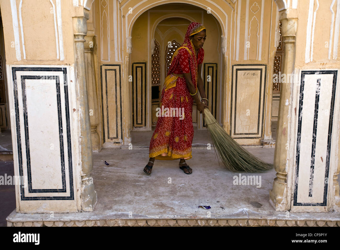Une femme balaie le Hawa Mahal, connu comme le palais des vents, Jaipur, Rajasthan, Inde Banque D'Images