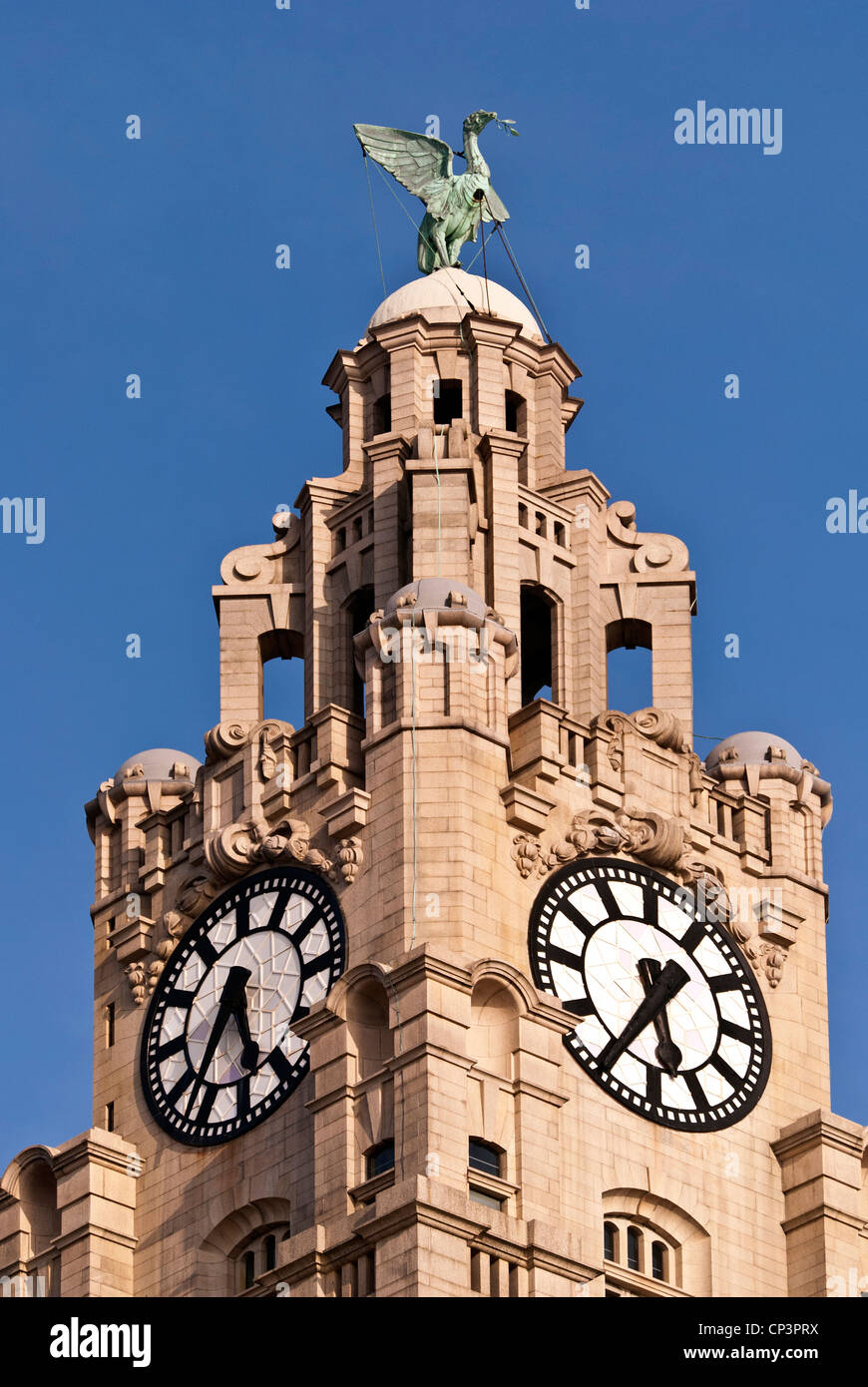 L'horloge et le foie comme un oiseau sur le Liver Building, Liverpool, Angleterre, Royaume-Uni Banque D'Images