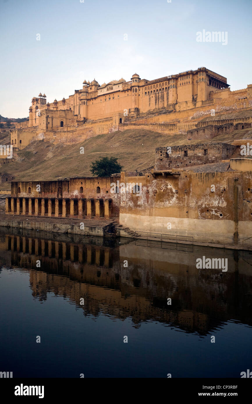 Le Amber Palace et le lac à l'aube, Jaipur, Inde Banque D'Images