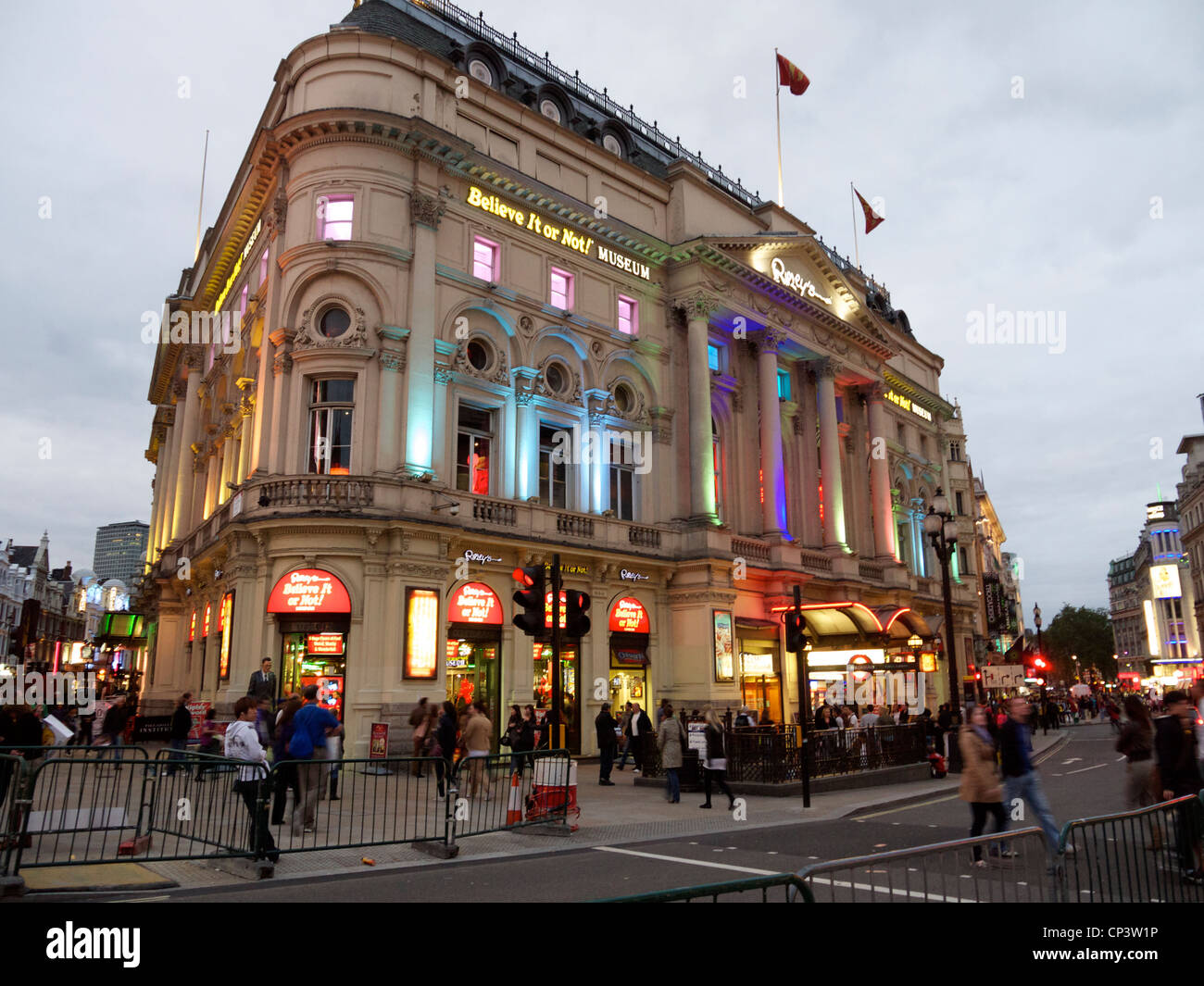 Ripleys Croyez-le ou non des capacités dans Piccadilly Londres au crépuscule Banque D'Images