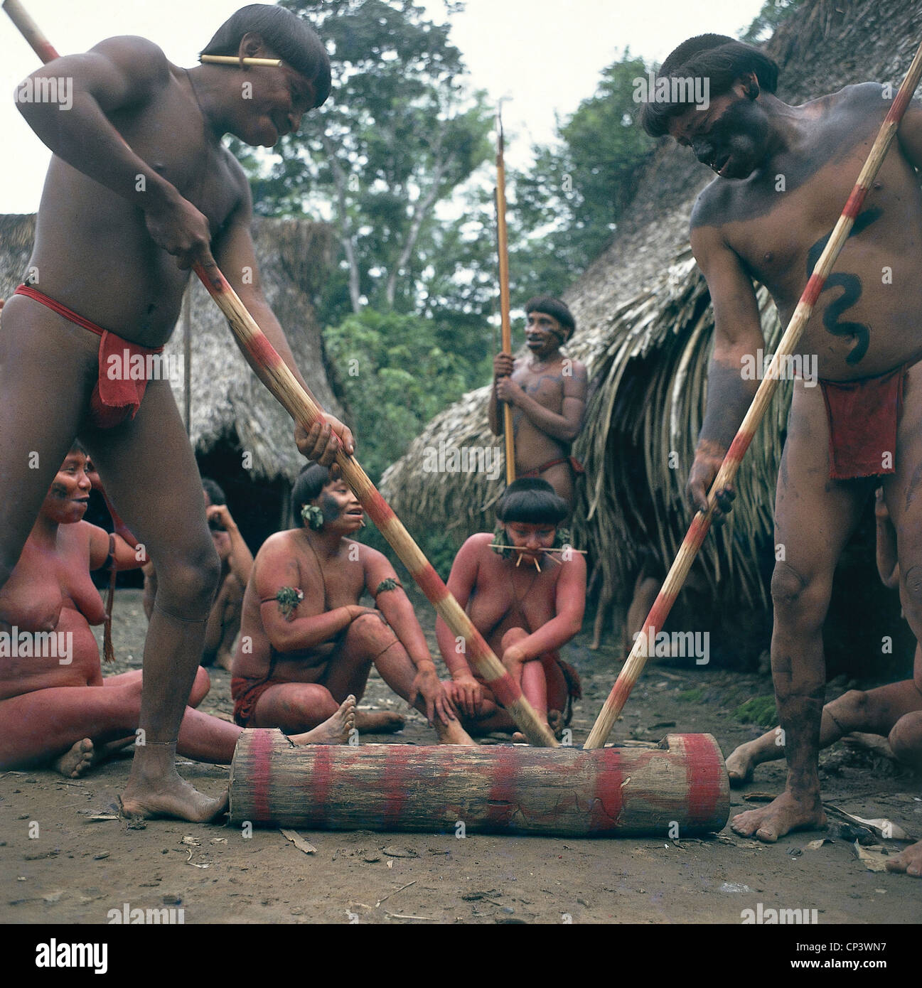 - Venezuela Guayana - Amazonas - Yanomami Indios funérailles. Banque D'Images