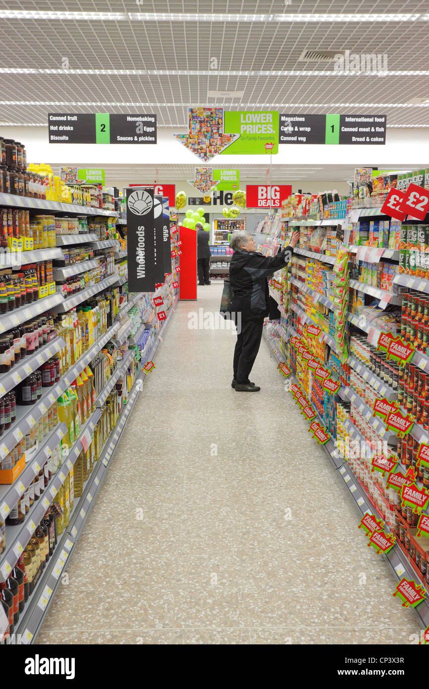 Woman shopping dans le wholefoods allée. Banque D'Images