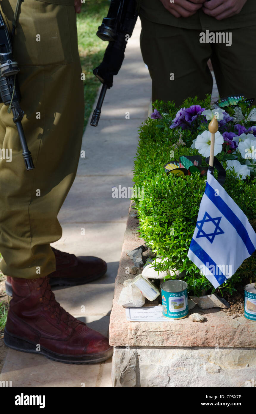 Jour commémoratif en l'honneur des soldats des FDI et les victimes d'actes de terreur. Cimetière du Mont Herzl. Jérusalem. Israël. Banque D'Images