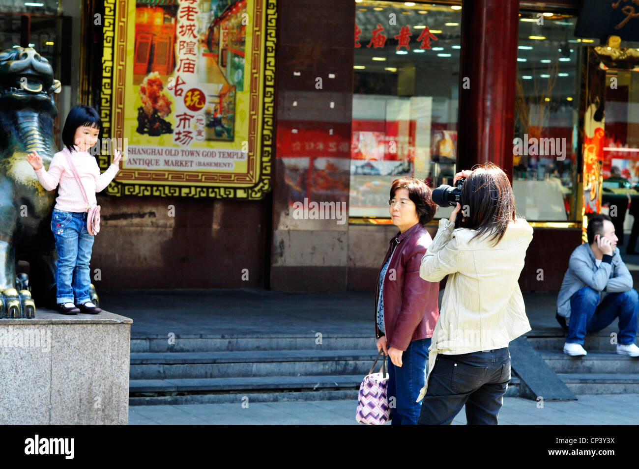 Un enfant d'avoir sa photo prise à Shanghai. Banque D'Images