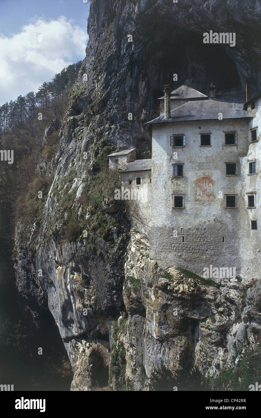 Slovénie - Musée Rodin. Château Lueger (Predjamski Grad), tous les "à l'intérieur d'une grotte creusée par le Rio Lokva qui coule. Banque D'Images