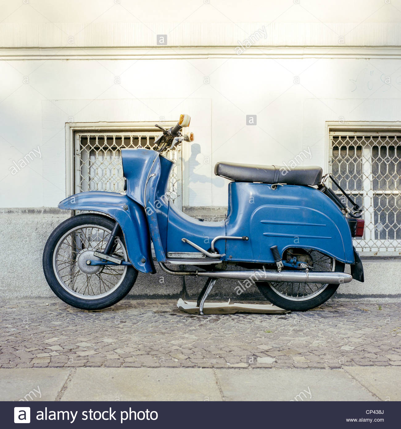 Un Vespa bleu moto garée sur le trottoir à Leipzig, Saxe, Allemagne Banque D'Images