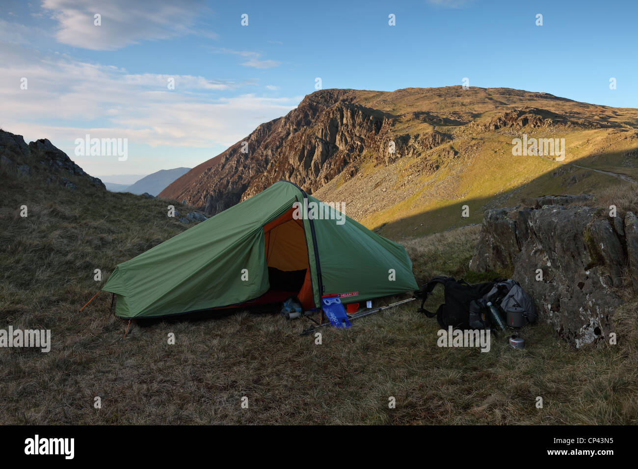 Tente de randonnée légère sur les pentes inférieures de Dale Head avec la montagne de Spy derrière Lake District Cumbria UK Banque D'Images