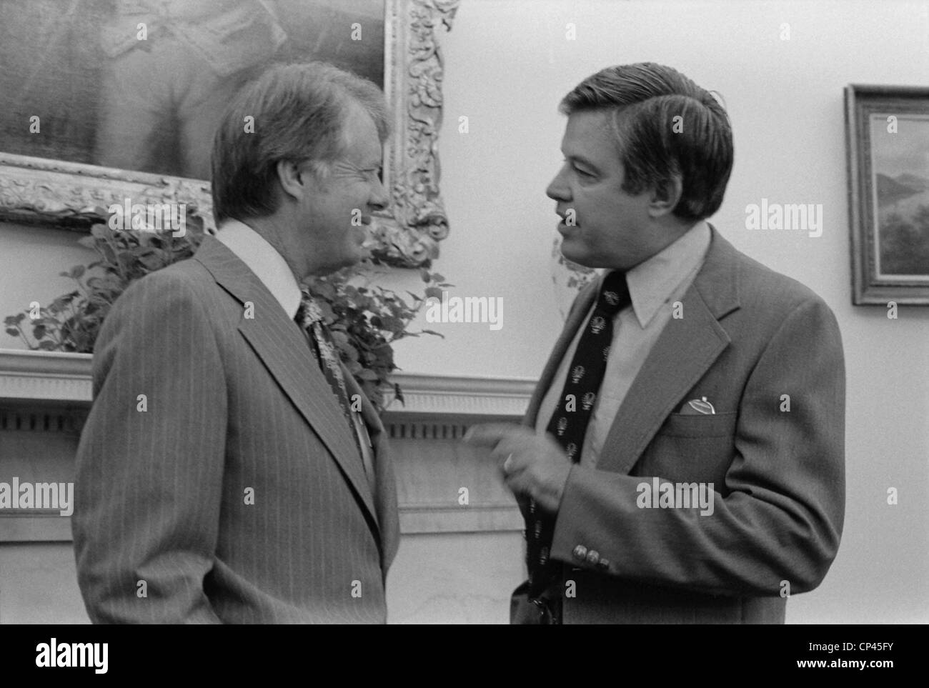 Le président Jimmy Carter avec le sénateur Frank Church 1924-84 dans le bureau ovale. Église avait été un rival pour le 1976 Banque D'Images