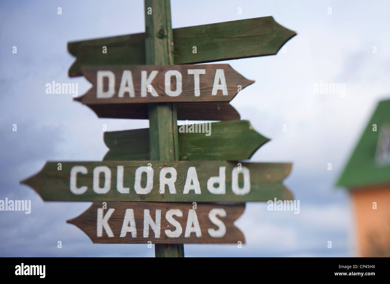 Signe de pointage Colorado Dakota Kansas sur un post Banque D'Images
