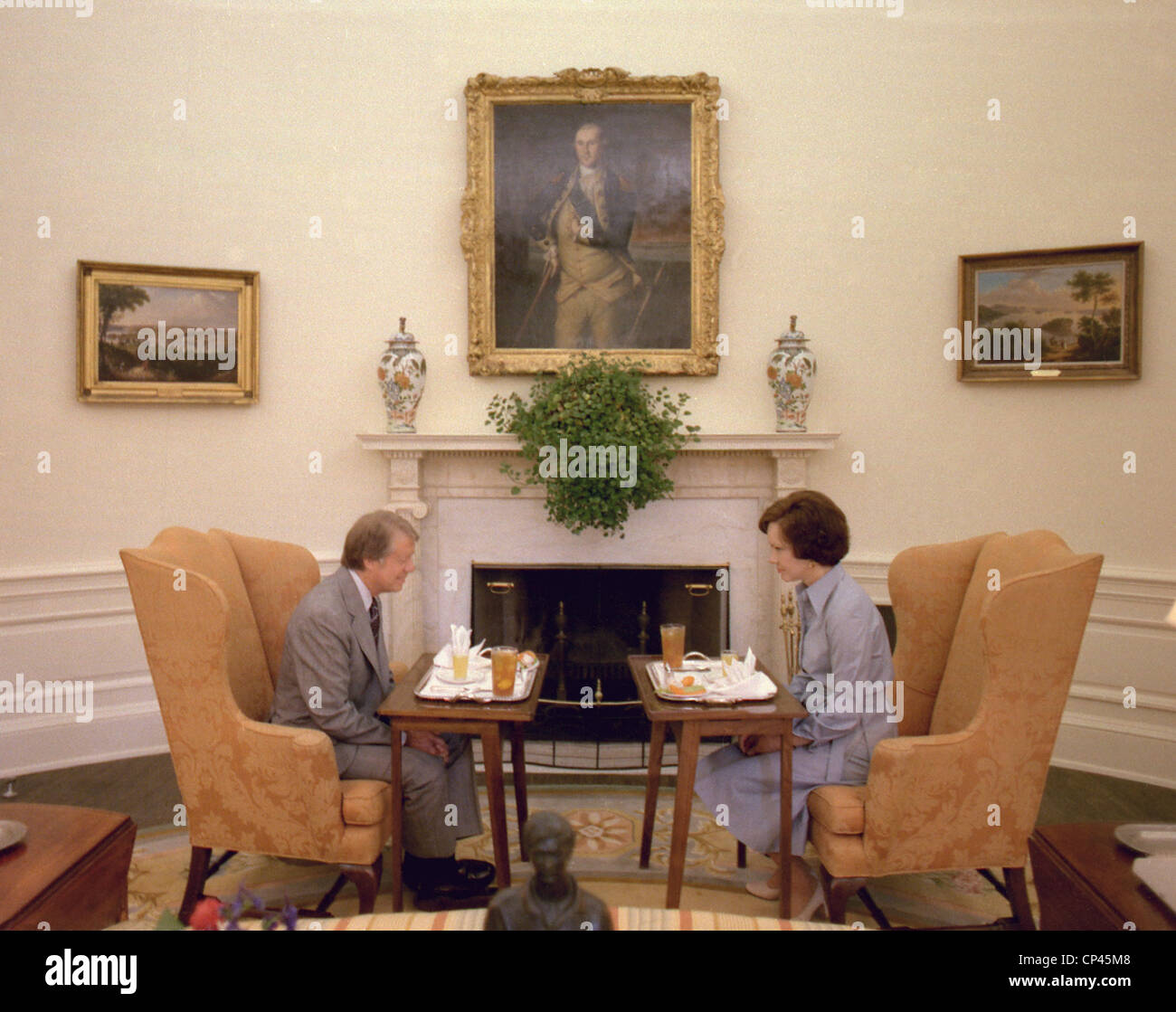 Jimmy Carter et Rosalynn Carter ayant un de leurs repas de travail hebdomadaire dans le bureau ovale. A ce moment ils ont discuté Banque D'Images