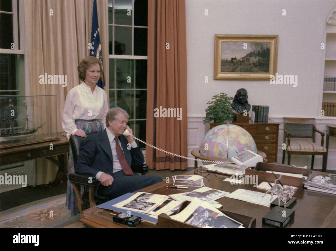 Jimmy Carter et Rosalynn Carter dans le bureau ovale lors du Traité du Canal de Panama a été ratifié par le Sénat. Mars-avril 1978. Banque D'Images