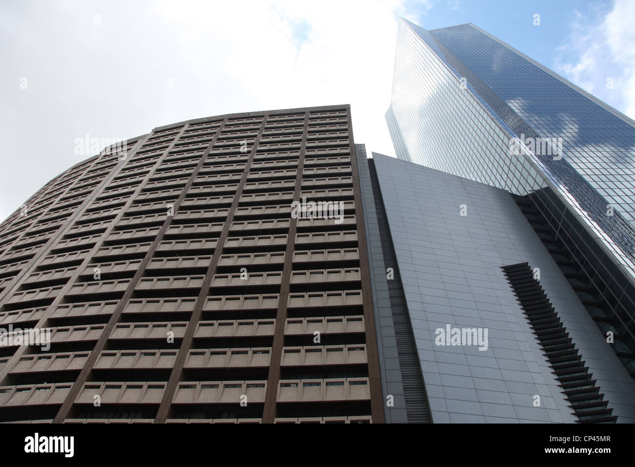 C'est une photo d'un bâtiment ou d'affaires, dans un quartier financier ou de la ville. C'est vue avec une perspective. C'est jour de travail Sun Banque D'Images C'est une photo d'un bâtiment ou d'affaires, dans un quartier financier ou de la ville. C'est vue avec une perspective. C'est jour de travail Sun Banque D'Images