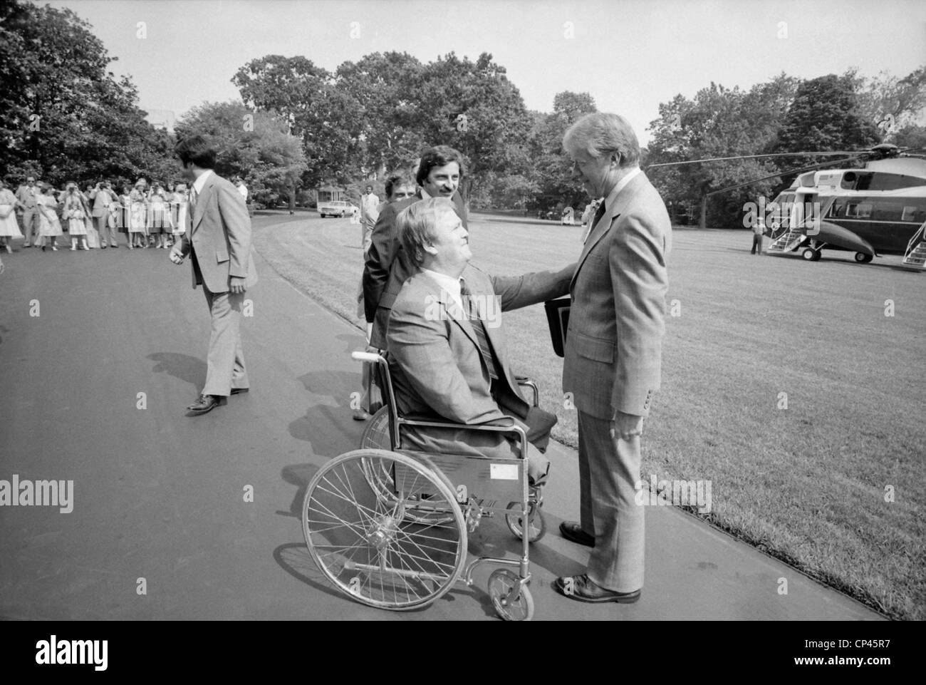 Le président Carter avec Max Cleland b. 1942 mobilité un vétéran du Vietnam qui a servi comme Administrateur des Affaires des anciens combattants dans le Banque D'Images