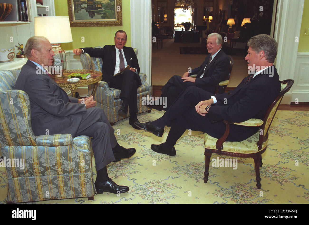 Trois anciens présidents Gerald Ford George H. W. Bush et Jimmy Carter rejoindre le président Bill Clinton à la Maison Blanche pour la Banque D'Images