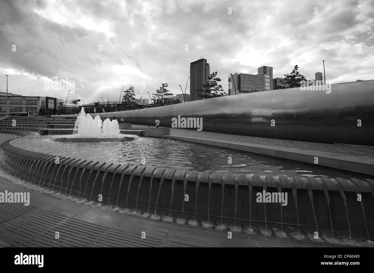 La place de la gerbe à l'extérieur de la gare de Sheffield avec le dispositif de l'eau et la fine pointe de la sculpture Banque D'Images