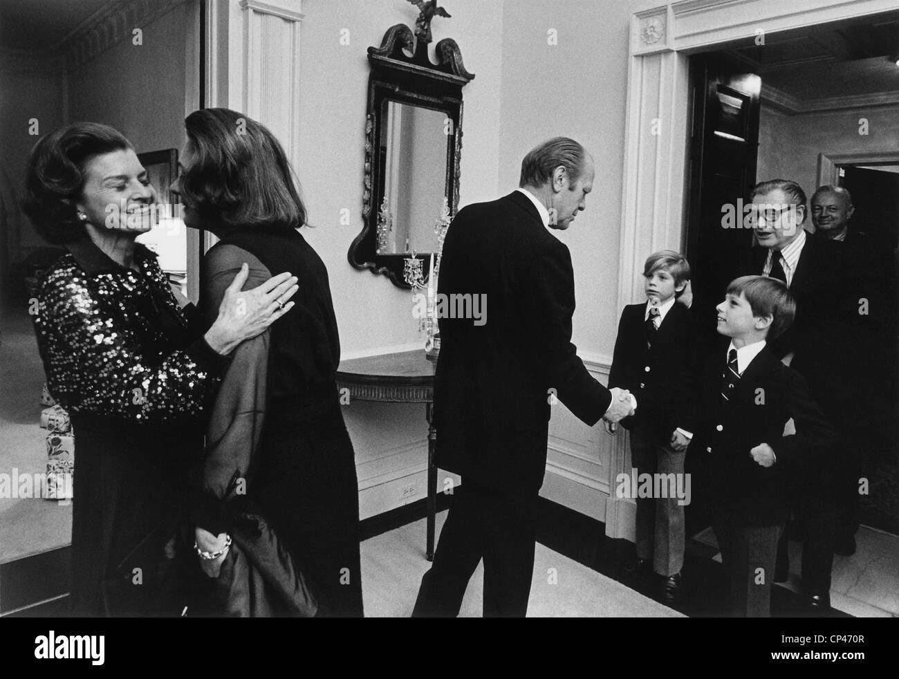 Première Dame Betty Ford et Rockefeller heureux visent, selon le président Ford accueille le Vice-président désigné et Nelson A. Rockefeller Banque D'Images