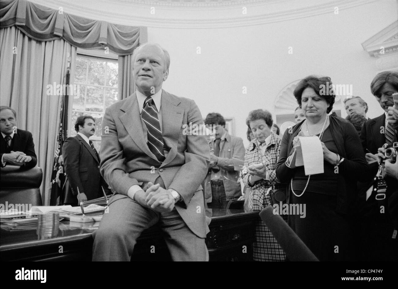Le président Ford parle avec les journalistes y compris Helen Thomas en tant que chef de cabinet de la Maison Blanche Richard Cheney cherche sur avec une demi Photo Stock - Alamy