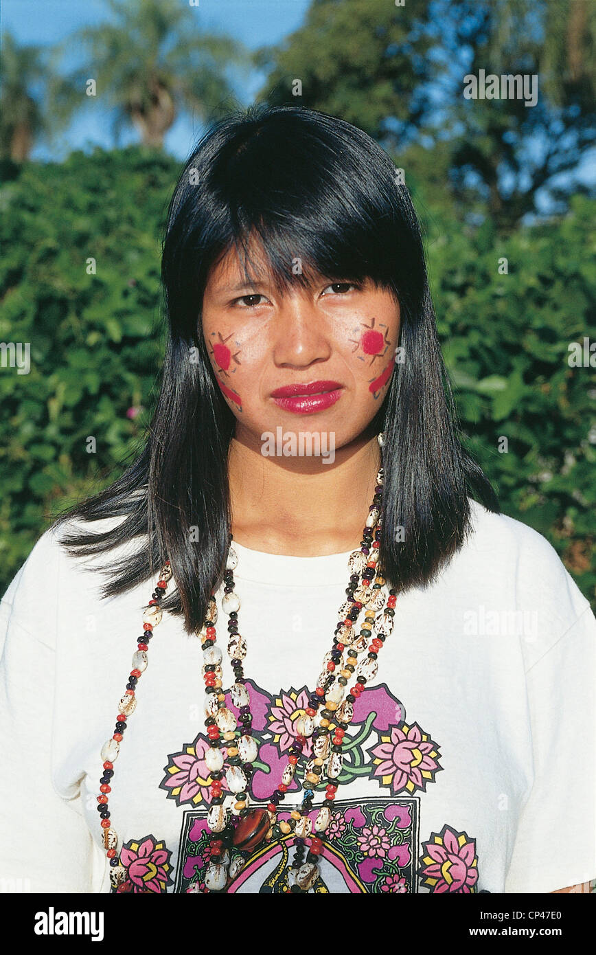 Le PARAGUAY indios MACA en costume traditionnel Banque D'Images