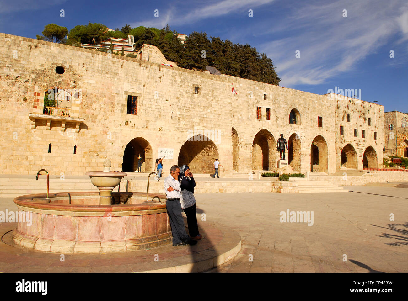 Période Ottomane ville de Deir al-Qamar montrant la place principale et fontaine, les montagnes du Chouf, au Liban. Banque D'Images