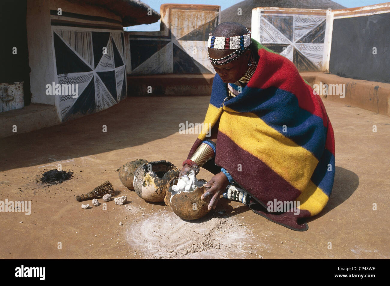 Afrique du Sud - Rhône-Alpes - Botshabelo, Ndebele village. Traitement de pâte pour remplir les murs. Banque D'Images