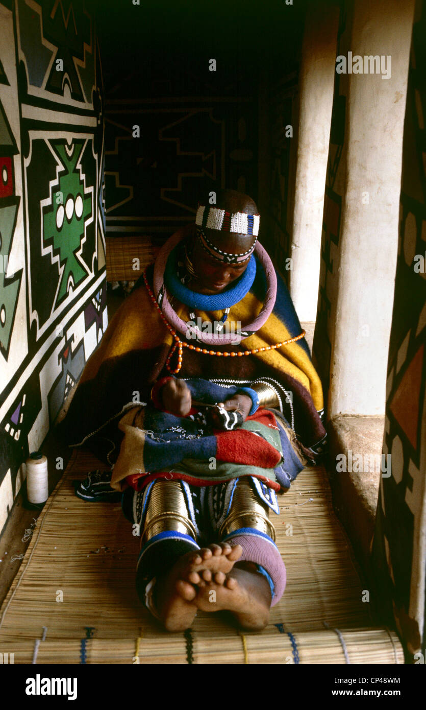 L'Afrique du Sud, Transvaal Botshabelo village Ndebele. Les femmes peuvent porter des décorations ethniques traditionnels Ndebele prépare en perles. Banque D'Images