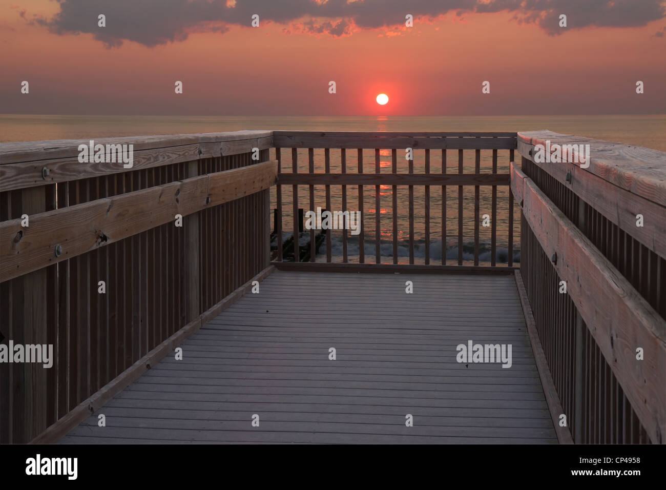 Le soleil est juste au-dessus de l'horizon sur l'océan Atlantique au début de matin à un accès à la plage publique à Nags Head, Caroline du Nord. Banque D'Images