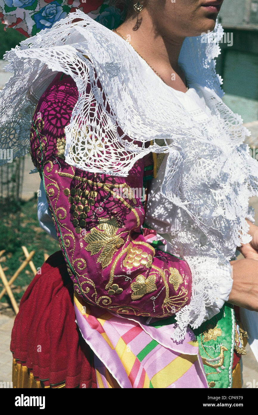 Basilicate saint Paul l'Albanais (Pz). Costume féminin Arbereshe, y compris  : manches longues avec dentelle brodée recouvert d'or Photo Stock - Alamy