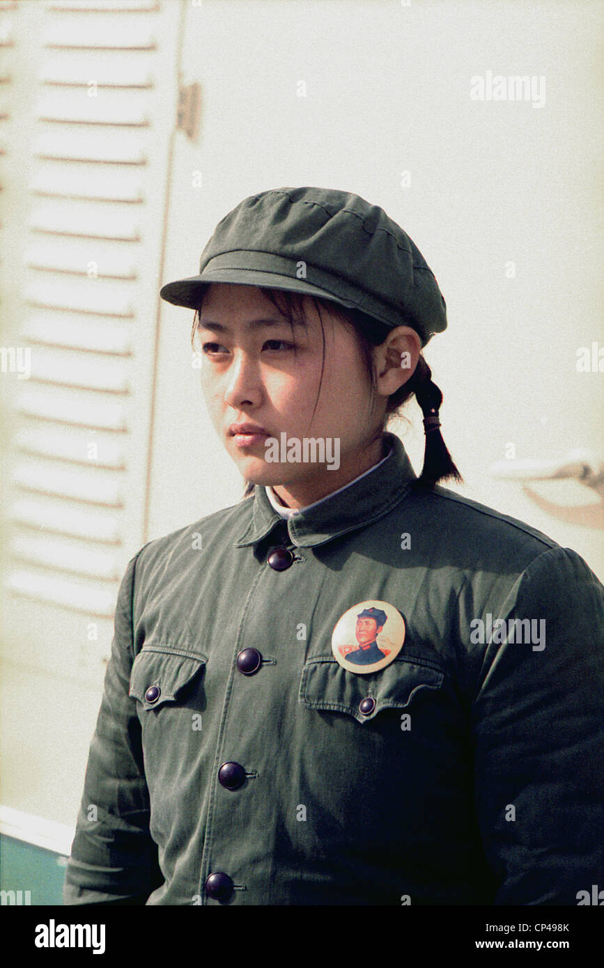 Nixon en Chine. Jeune fille chinoise habille en tenue de soldat et un portrait de Mao a l axe de l arrivee des ceremonies a Beijing pour Photo Stock Alamy