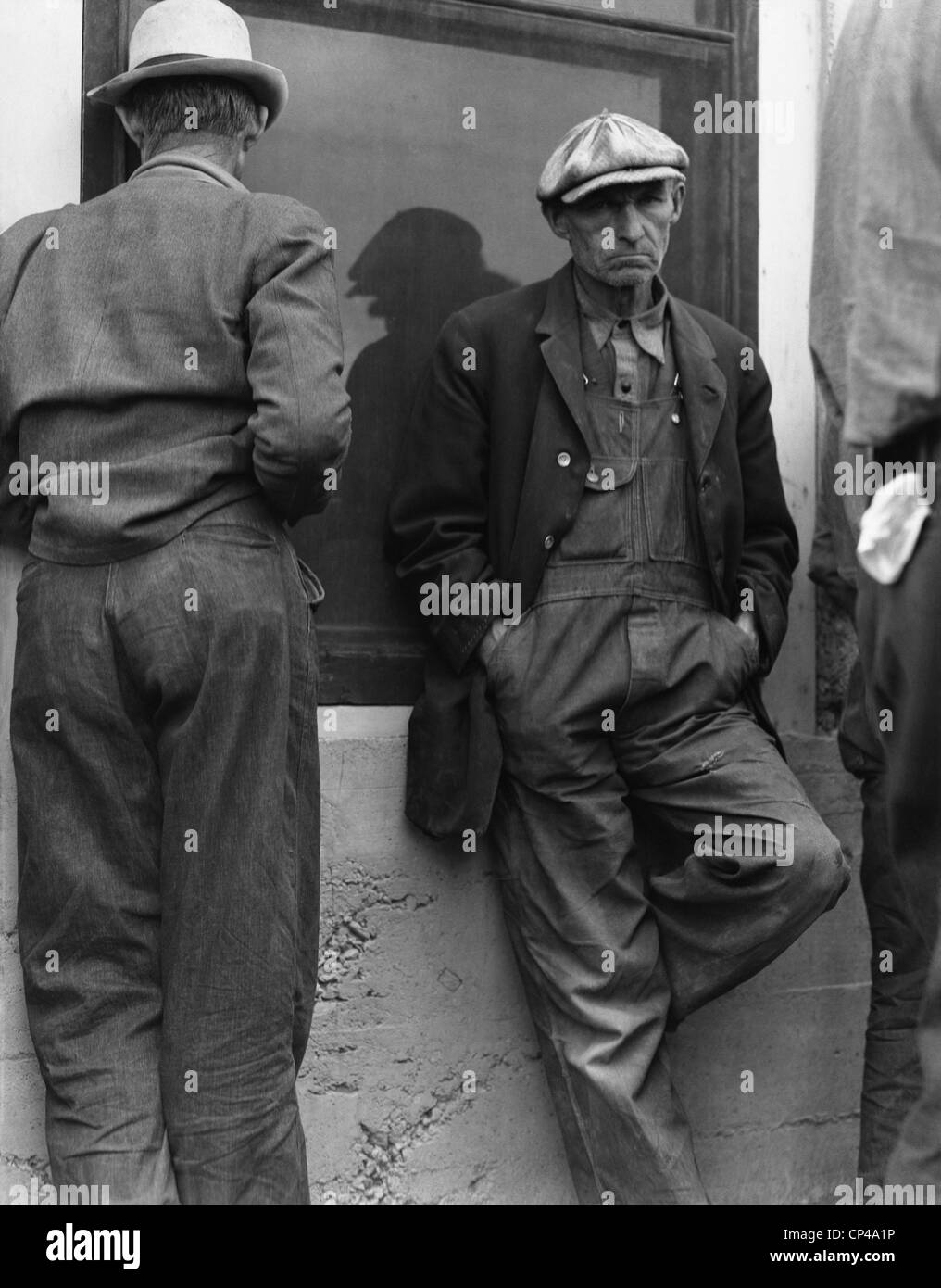 D'anciens agriculteurs de l'Oklahoma qui attendent leurs chèques de secours dans la Vallée impériale de la Californie. Les agriculteurs migrants de la Banque D'Images