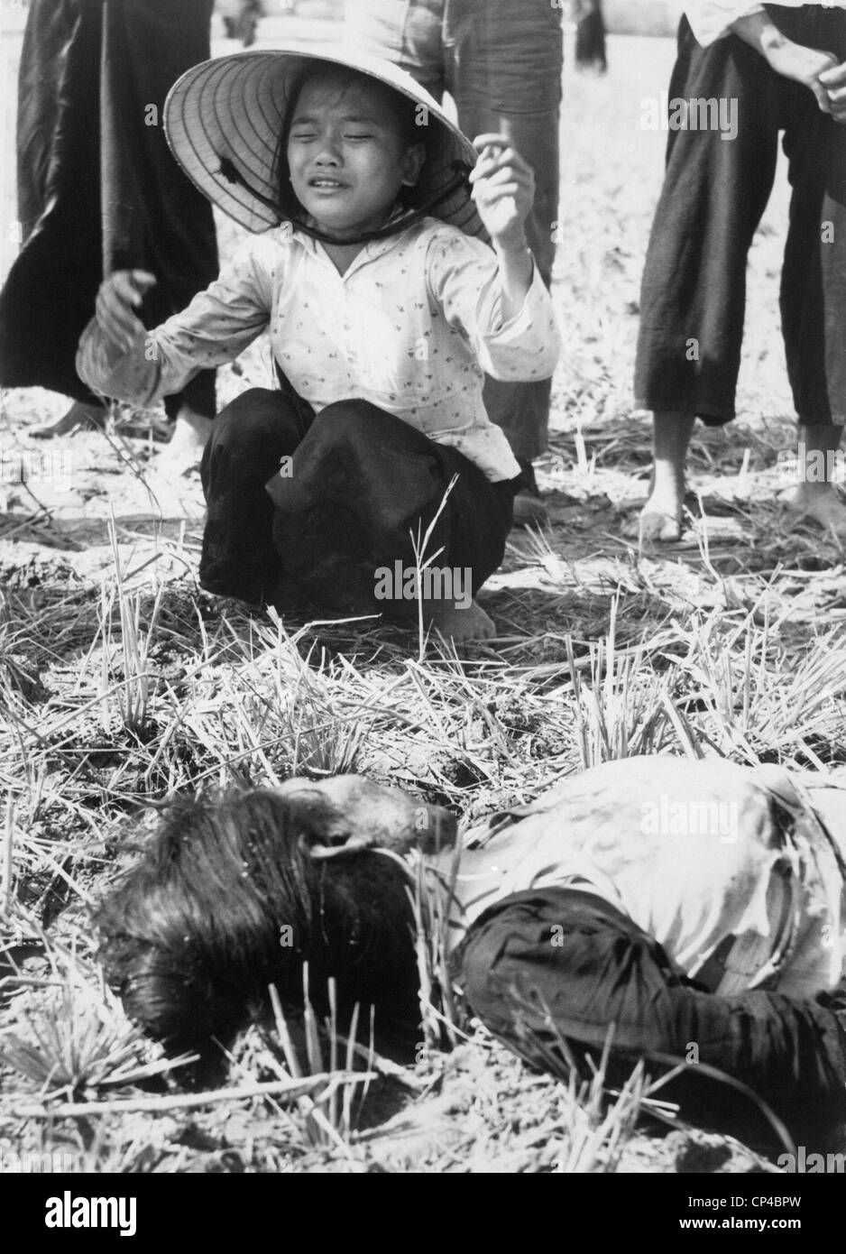 Civils tués par des Viet Cong mine près de Base aérienne américaine. Une jeune femme pleure après quinze civils ont été tués alors qu'ils Banque D'Images