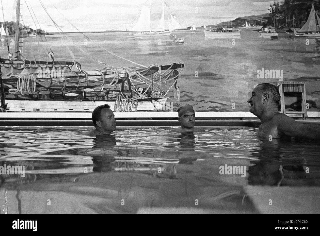 LBJ dans la Maison Blanche piscine. Lloyd Part, Jack Valenti, le Président Lyndon Johnson de la natation. Le 12 août 1965. Banque D'Images