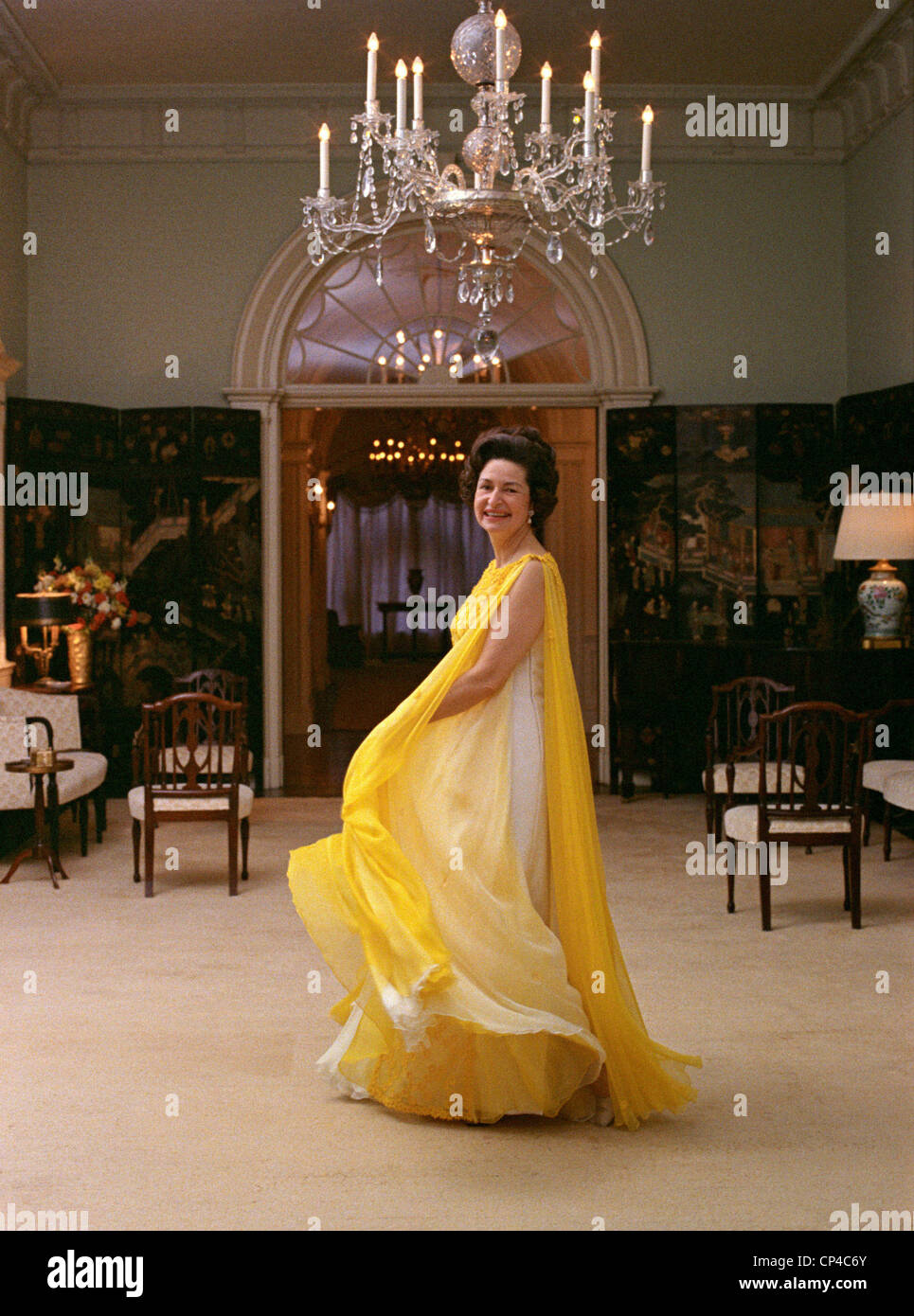 Lady Bird Johnson dans un fluide en mousseline jaune multicouche, robe de  soirée. Le 8 mai 1968 Photo Stock - Alamy