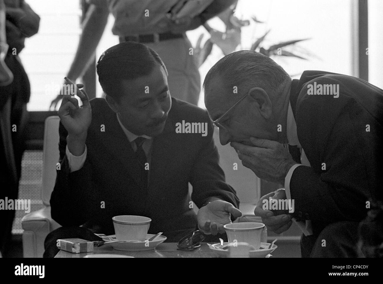 Le Président Lyndon Johnson parle avec V.P. Nguyen Cao Ky au cours de la Conférence d'Honolulu sur la guerre du Vietnam. Le 8 février 1966. Banque D'Images