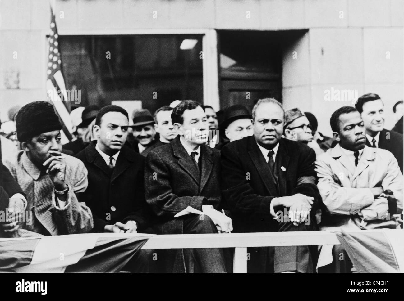 Les dirigeants des droits civils à New York. De G à D : Bayard Rustin, Andrew Young, M. William Fitts Ryan, James Farmer, et John Lewis. Banque D'Images