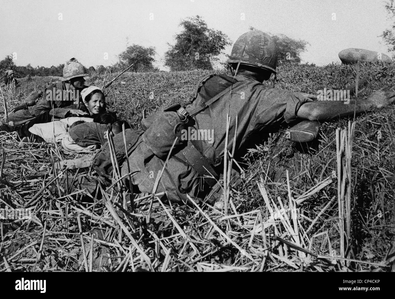 Guerre du Vietnam. Soldats de la 1re Division d'infanterie, protéger les réfugiés d'une mère et ses enfants pendant un combat avec le Viet Cong. L Banque D'Images