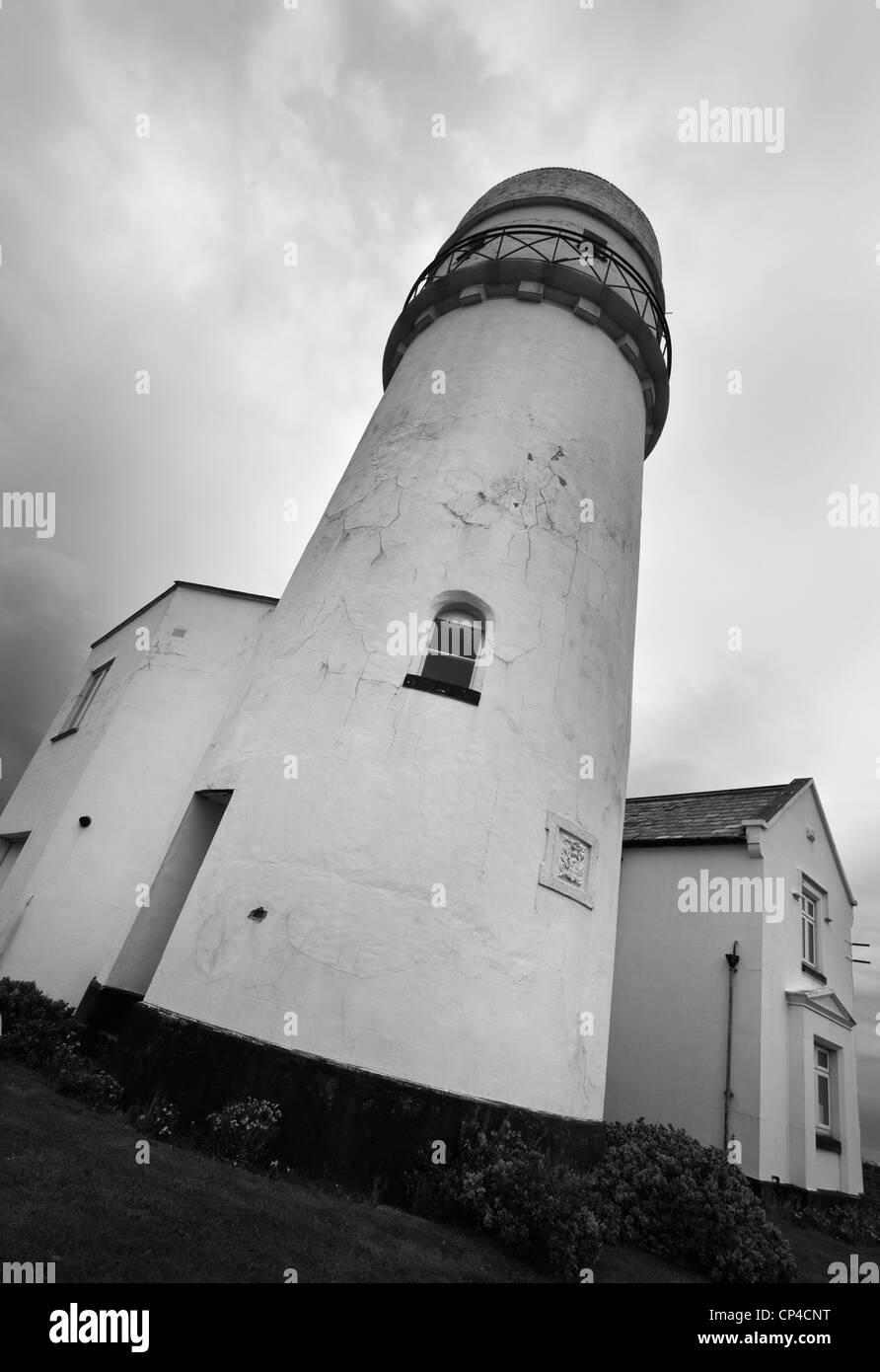 Le phare à Old Hunstanton en noir et blanc avec un ciel nuageux. Banque D'Images